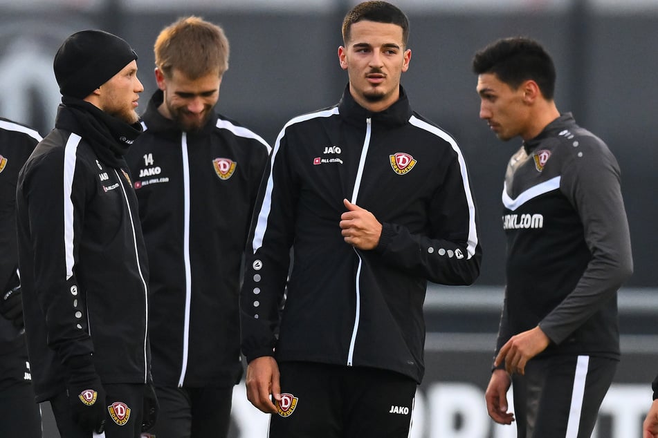 Andi Hoti (21, 3.v.l.) stand am Samstag erstmals mit den neuen Kollegen auf dem Platz.