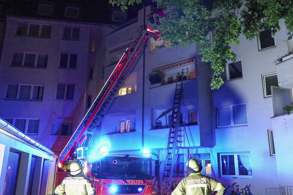 Die Feuerwehr war unter anderem mit einer Drehleiter im Einsatz.