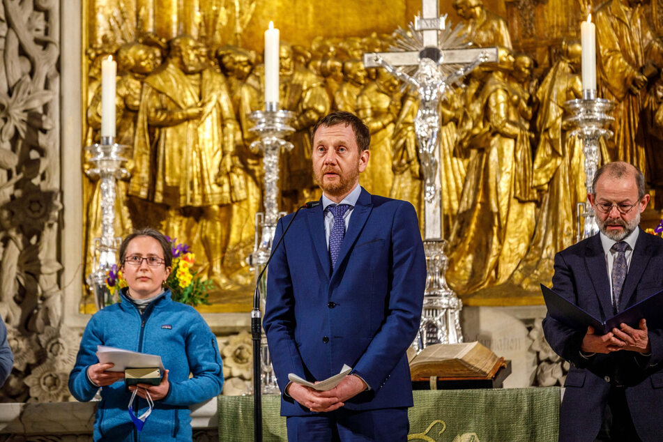 Ministerpräsident Michael Kretschmer (46, CDU) hielt eine Fürbitte beim Friedensgebet in der Dresdner Kreuzkirche für die Ukraine.
