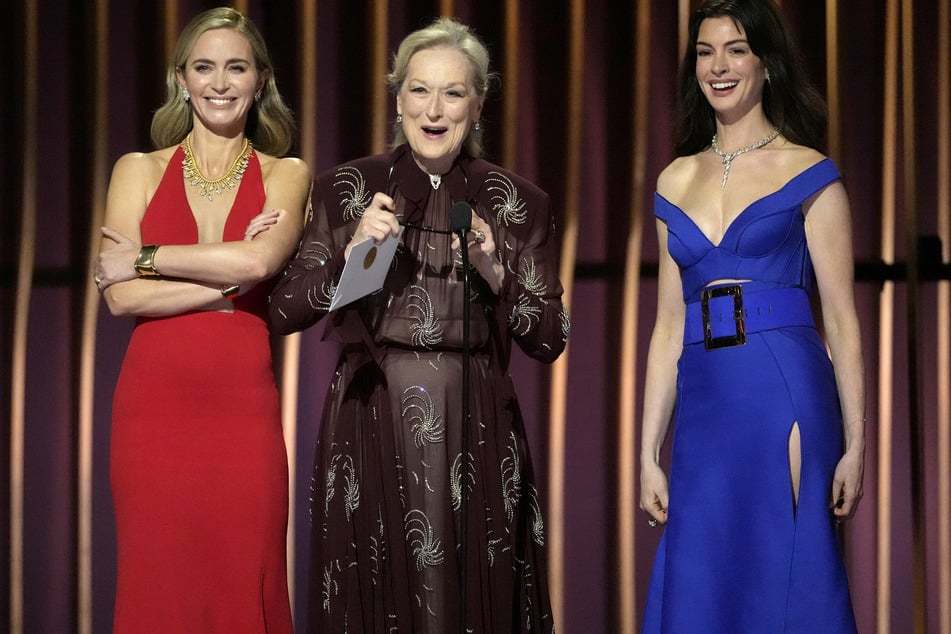 Meryl Streep (76, mujer) interpreta a la icónica Miranda Priestly y, junto a Anne Hathaway (42, mujer) y Emily Blunt (42), aparece frente a la cámara en ambas partes.
