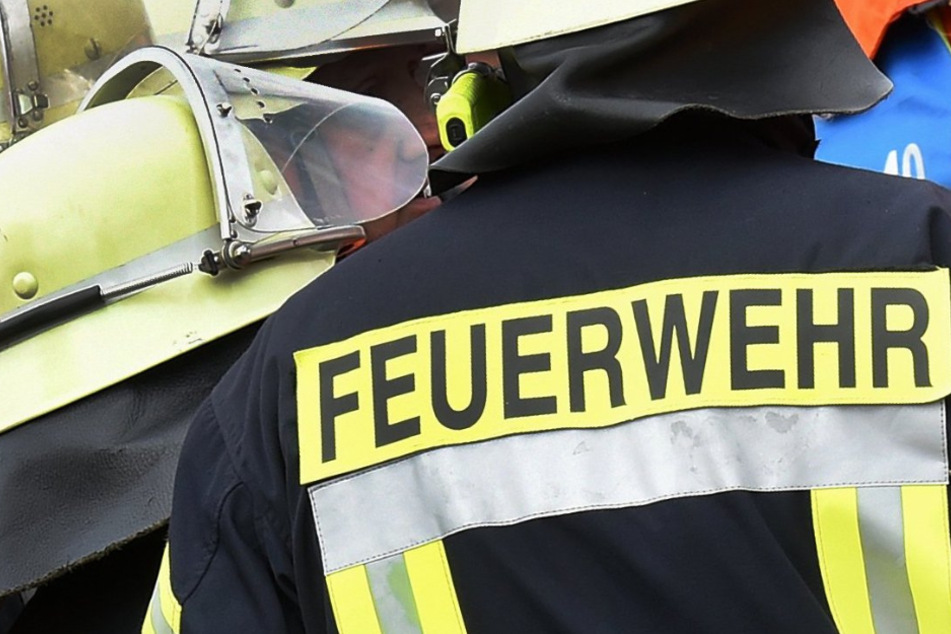 Nach dem Brand in Bayern hat das Amtsgericht Strafbefehl gegen einen ehrenamtlichen Feuerwehrmann erlassen. (Symbolbild)