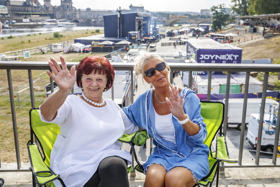 Heidi (73) und Anja (45) sind besonders früh ans Elbufer gekommen.