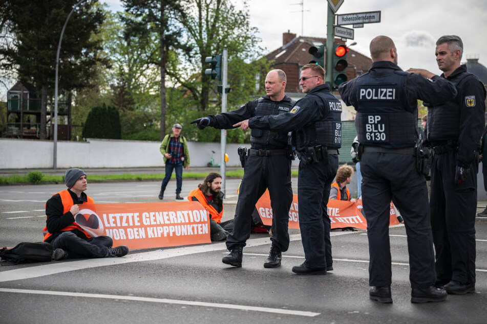 Nach eigenen Angaben hat die Berliner Polizei am Montag insgesamt 42 Blockaden der Letzten Generation aufgelöst.