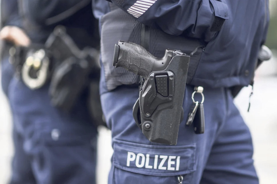 Aggressive Frau tickt aus und beißt Polizist