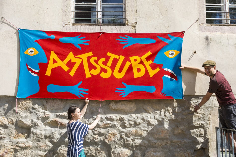 Tourismus-GmbH-Mitarbeiterin und Fest-Organisatorin Anne Kadalla (40) und Bühnen-Koordinator Timo Anders (32) bereiten die Burg auf das große Puppenspielfest-Wochenende vor.