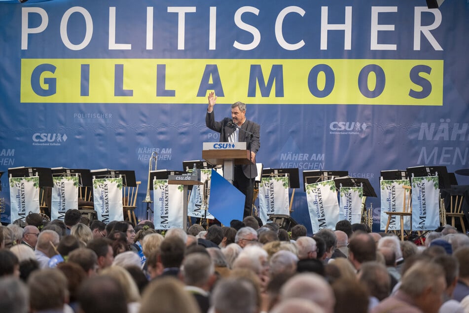Das Gillamoos ist eines der größten und ältesten Volksfeste Niederbayerns und bietet traditionell einen politischen Schlagabtausch der Parteien.