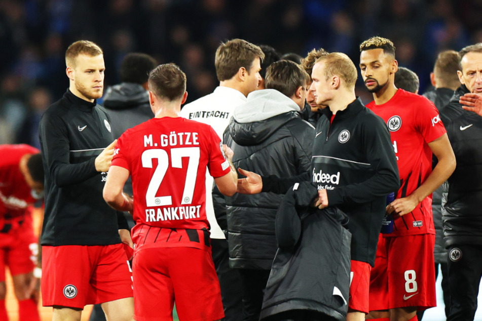 Der Endstand lautete 0:3, als die Spieler von Eintracht Frankfurt sich nach der Niederlage gegen den SSC Neapel abklatschten.