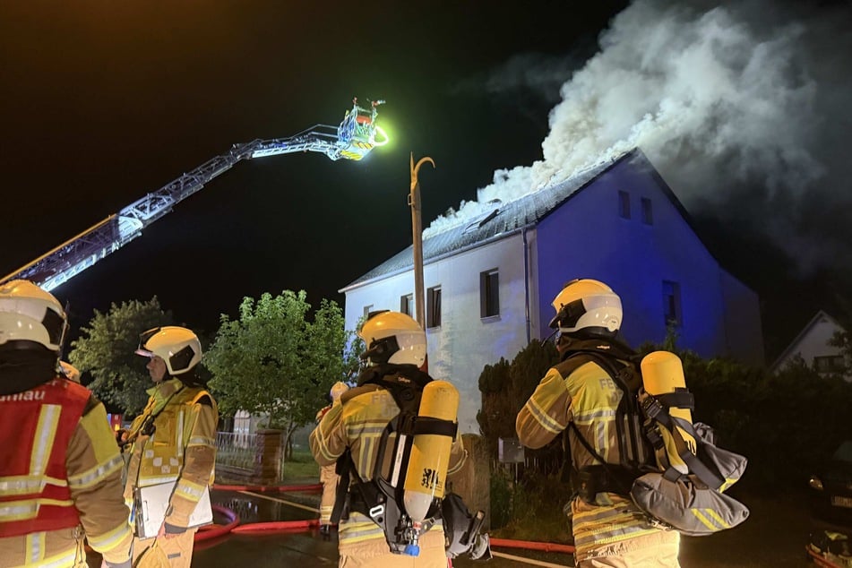 Die Einsatzkräfte bekämpften die Flammen sowohl im Innen- als auch im Außenbereich.