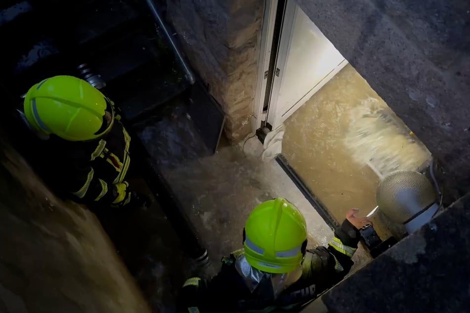 In der Grundschule Sosa musste die Feuerwehr den Keller leer pumpen.