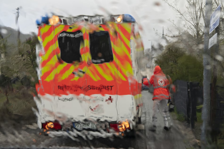 Der Mann starb noch an der Unfallstelle, die Frau kam ins Krankenhaus (Symbolbild).