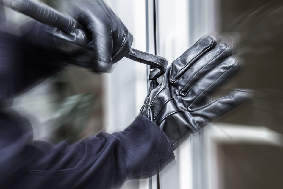 In Döbeln brachen zwei Täter in eine Wohnung ein. Der Mieter überraschte sie dabei. (Symbolbild)