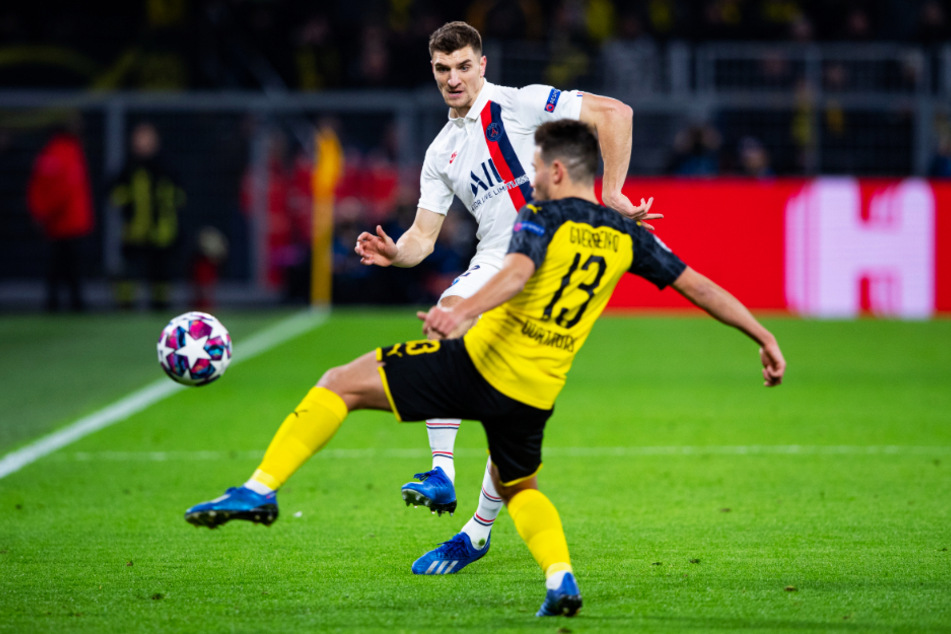 Hier Gegenspieler, in wenigen Tagen offenbar Teamkollegen: PSG-Star Thomas Meunier (hinten) im Champions-League-Achtelfinalhinspiel im Duell mit Dortmunds Raphael Guerreiro.