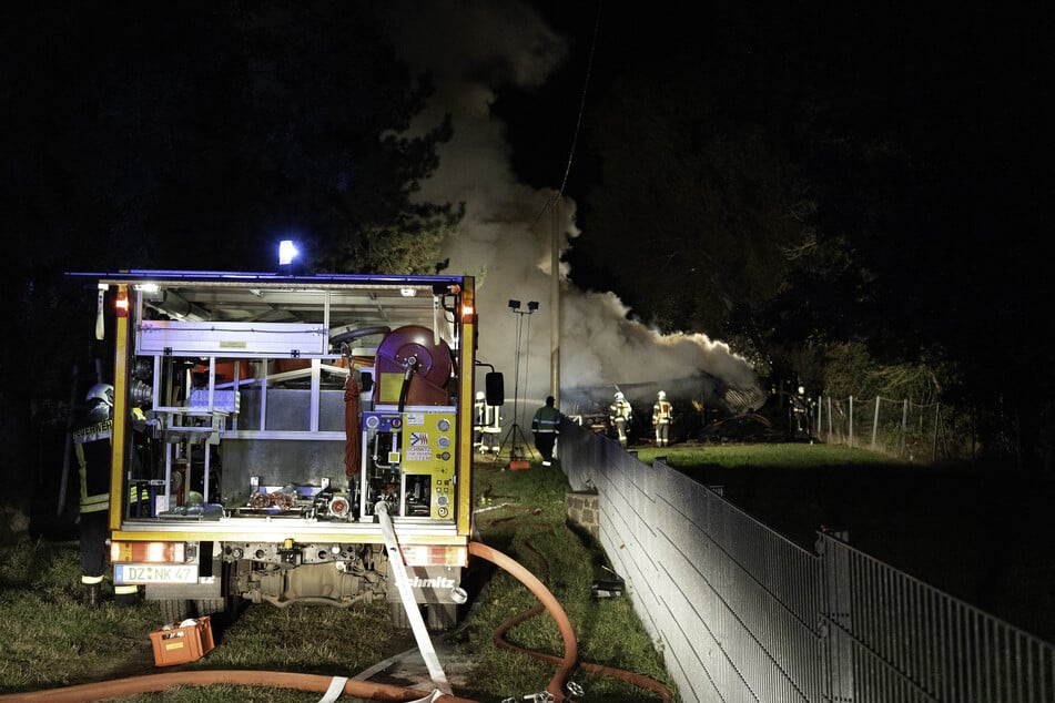 Durch das Feuer stieg eine dichte Rauchwolke in den Himmel auf.