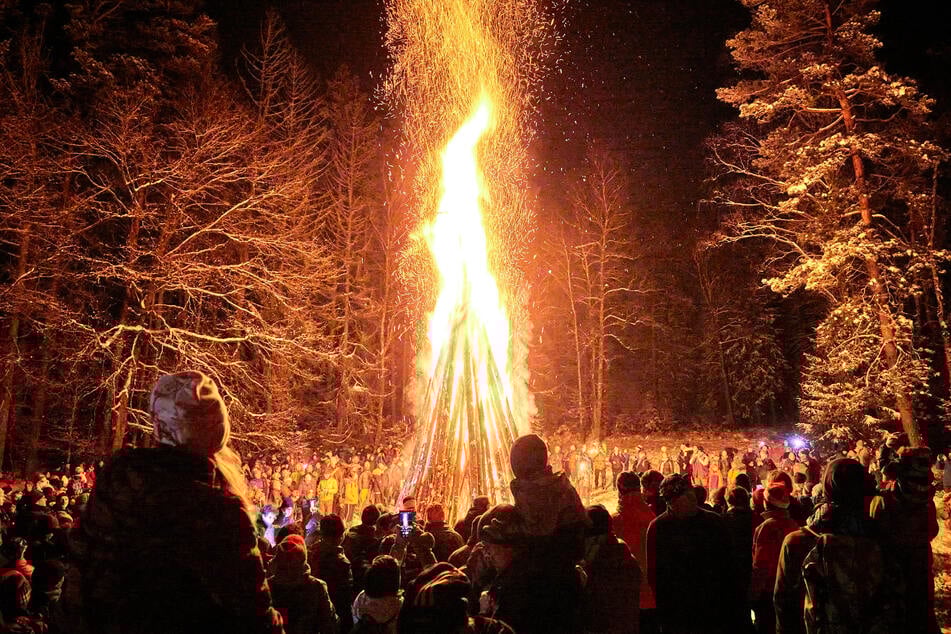 Naturfreunde, Kletterer und Familien begehen die Wintersonnenwende mit dem Feuer.