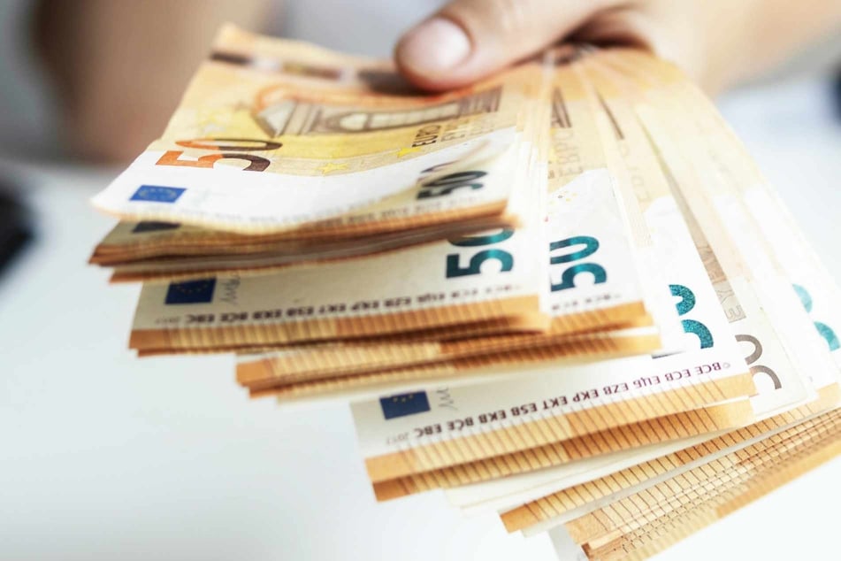 Seniorin durchblickt fiese Masche: Geldabholer landet vor Gericht