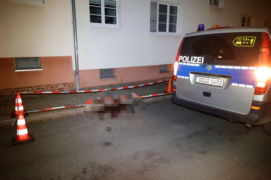 Vor dem Mehrfamilienhaus in Bernsdorf war am Dienstagmorgen eine große Blutlache zu sehen. Hier starb der junge Mann.