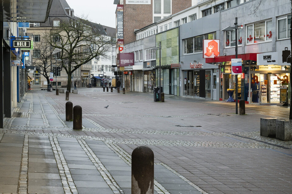 Kiel: Die Haupteinkaufsstraße in der Innenstadt ist leer.