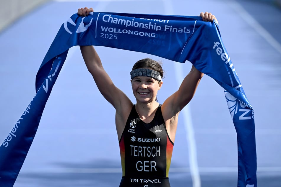 So sieht eine Weltmeisterin aus: Lisa Tertsch sichert sich als erste Deutsche den Triathlon-Weltmeister-Titel.