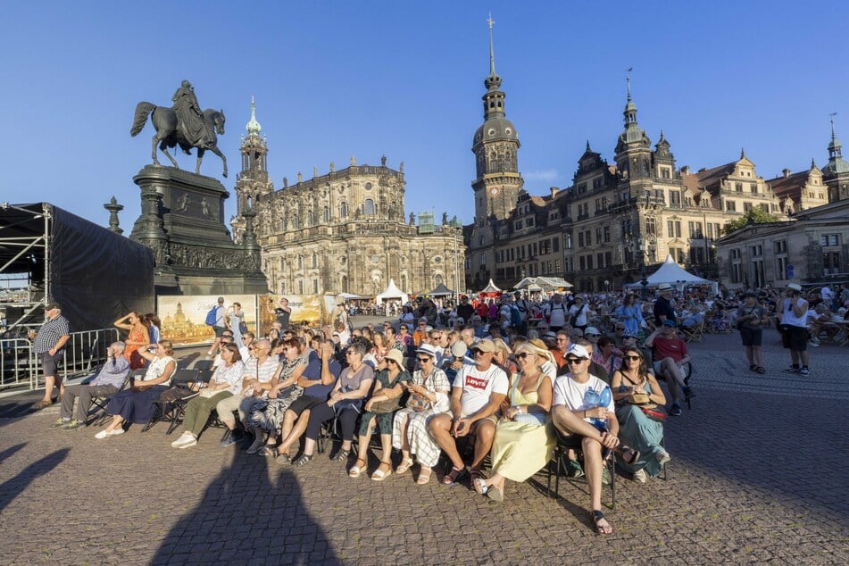 Die Stadtfest-Besucher brutzelten in der Sonne auf dem Theaterplatz um die Wette.