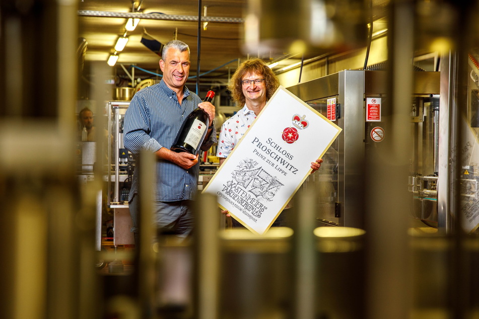 Koch Gerd Kastenmeier (53, l.) und Zeichner Kay "Leo" Leonhardt (56) zeigen stolz den neuen Hauswein im XXL-Format.