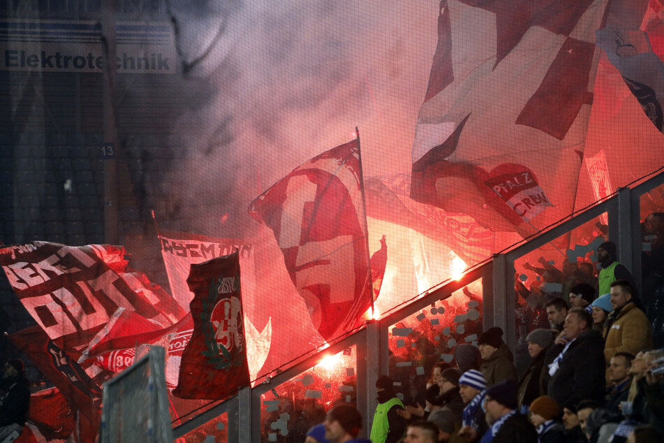 Unschön wurde es abseits des Rasens: Fans des 1. FC Kaiserslautern zündeten Pyrotechnik im Gästeblock.