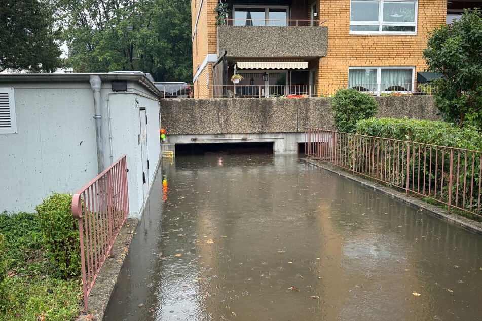 Der Starkregen setzte diese Tiefgarage fast komplett unter Wasser.