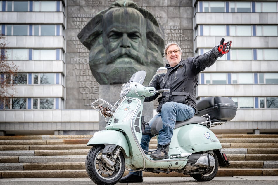 Bernd Rippert (65) posiert mit seiner Vespa vor dem Karl-Marx-Kopf.