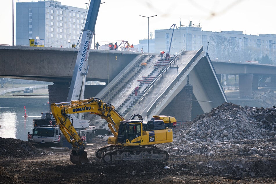 Die Carolabrücke ist zurzeit eine riesige Baustelle.