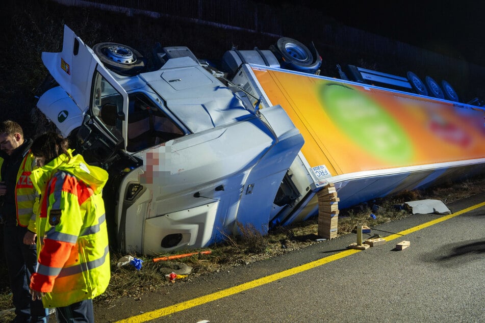 Der Lkw liegt auf dem Dach in einem Graben an der A9. Seine Bergung gestaltet sich als aufwendig.