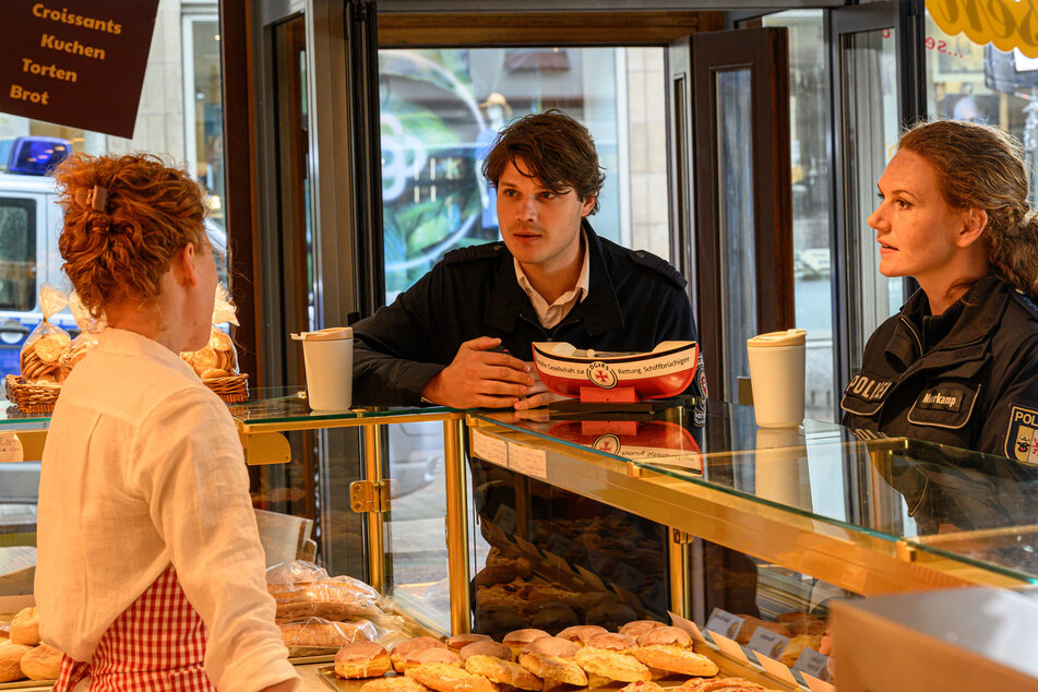 Bäckereiverkäuferin Veronika Hartmann (l.) kann Eddi Jansons und Paula Moorkamp sagen, wer wann bei ihr eingekauft hat.