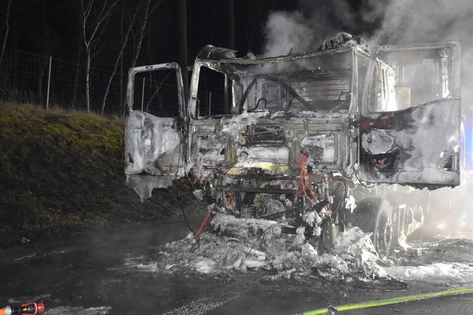 Unfall A2: Feuerwehreinsatz auf der A2: Lastwagen brennt lichterloh