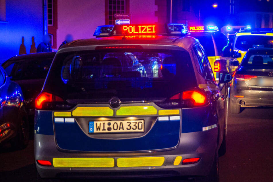 Das Foto zeigt diverse Einsatzwagen der Polizei am Sonntagabend in Wiesbaden-Biebrich.
