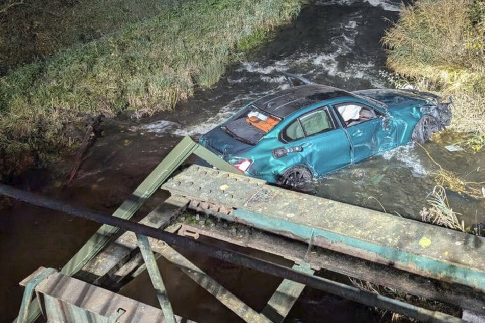 Nächtlicher Crash: Auto fliegt von Brücke und stürzt in Fluss
