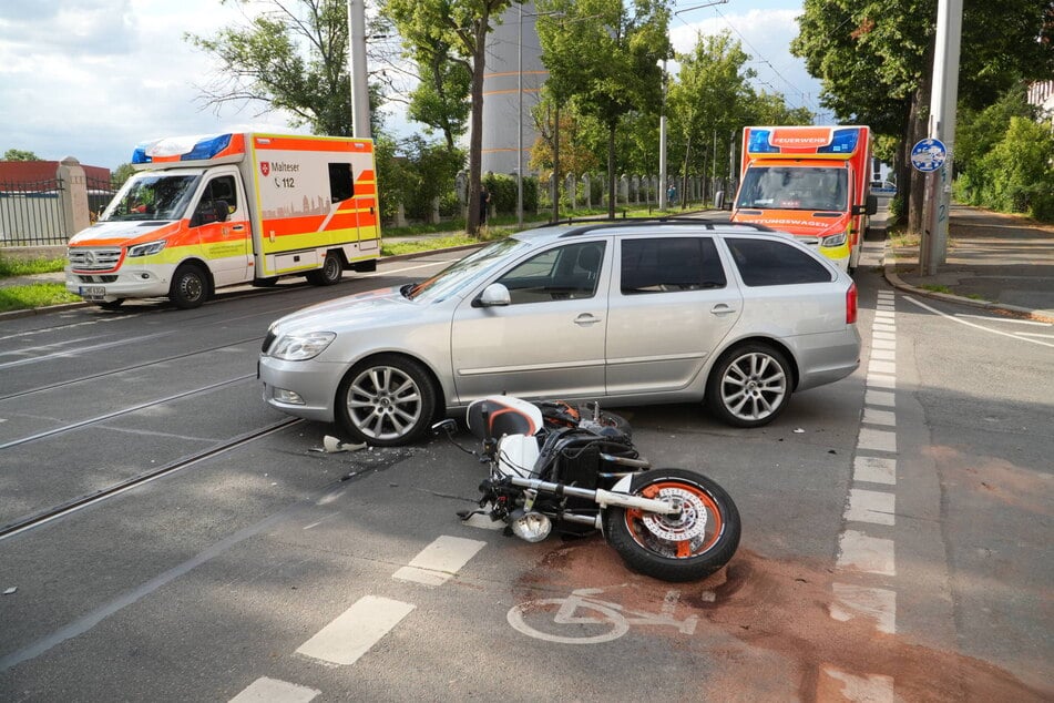 Am Mittwoch kam es an der Bornaischen Straße/Ecke Ernst-Toller-Straße zu einem Unfall mit einem Auto und einem Motorrad.