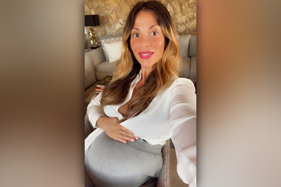 Gülcan Kamps (39) zeigt ihren Babybauch bei Instagram.