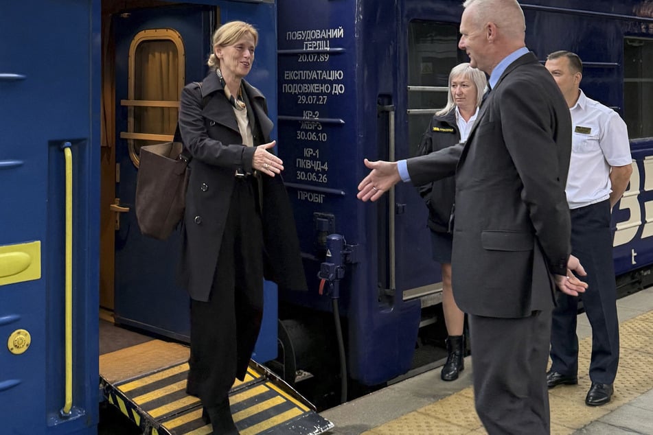 Bundesfamilienministerin Karin Prien (CDU) kommt am Montagmorgen zu einem zweitägigen Besuch in Kiew an und wird vom deutschen Botschafter Boris Ruge begrüßt.