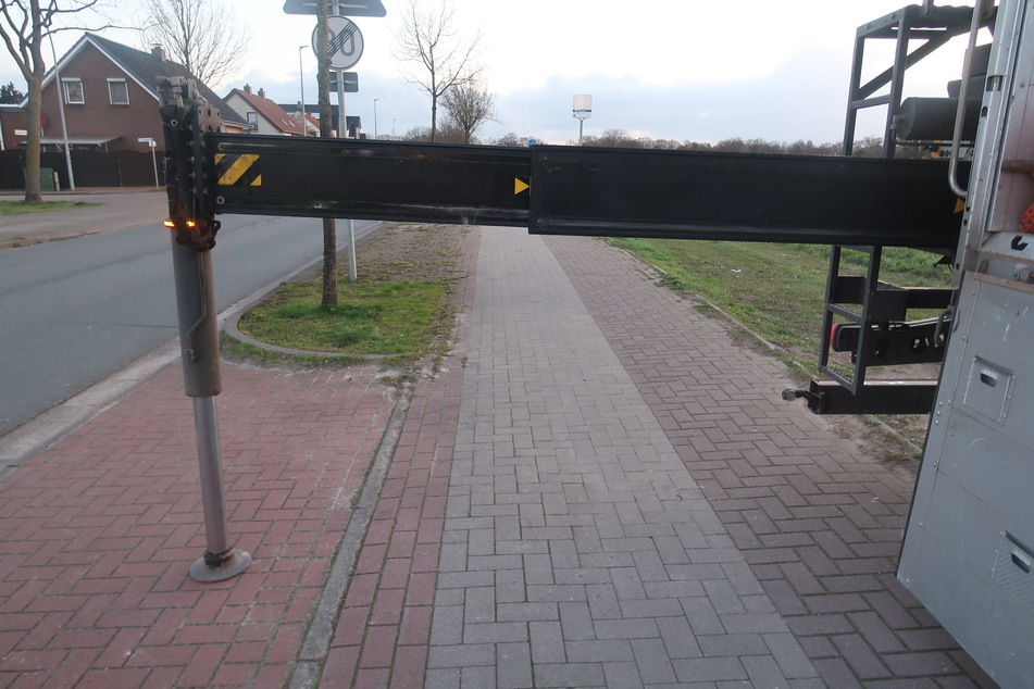 Gegen diese Lkw-Stütze krachte eine 59-jährige Radfahrerin am Montagmorgen in Delmenhorst. Sie erlitt schwere Verletzungen am Kopf.