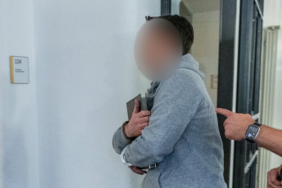 Der Angeklagte geht beim Prozessauftakt in den Verhandlungssaal.