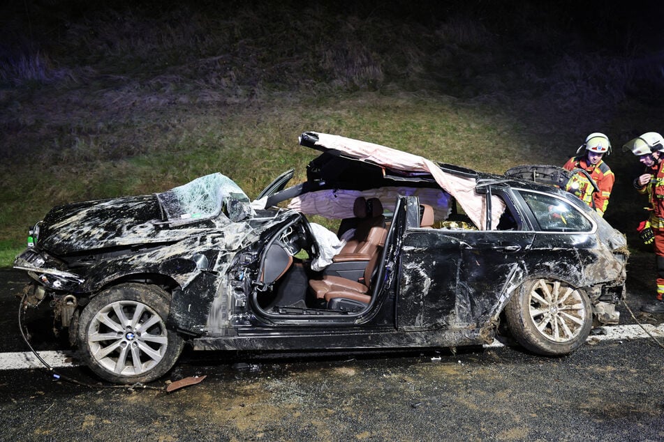 Komplett zerstört: Aus diesem BMW-Wrack wurde der eingeklemmte Mann schwer verletzt, aber lebend gerettet.