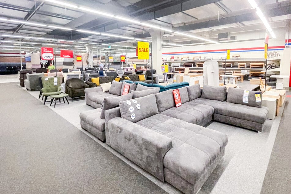 Bei ROLLER in Bous bekommen Kunden am Sonntag (31.8.) u. a. bis zu 700 Euro Rabatt auf Möbel.¹