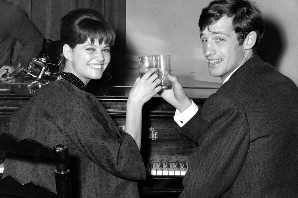 November 1960: Hier stößt Belmondo mit der italienischen Schauspielerin Claudia Cardinale bei einer Cocktailparty in der Foreign Press Association in Rom an. (Archivbild)