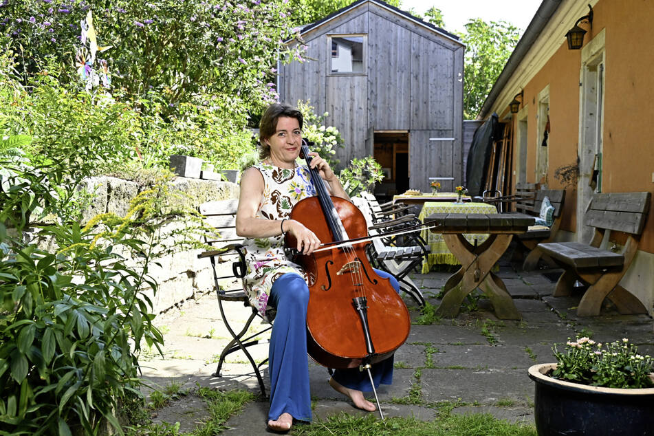 Katrin Meingast (48) spielt in ihrem Garten Cello.