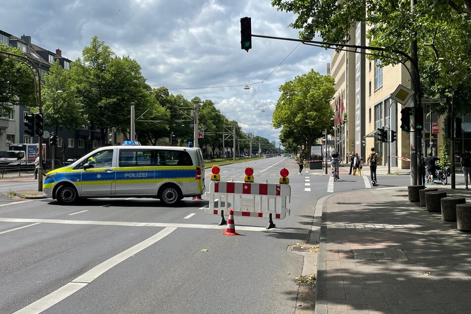 Die Kölner Polizei errichtet im Evakuierungsbereich Straßensperren.