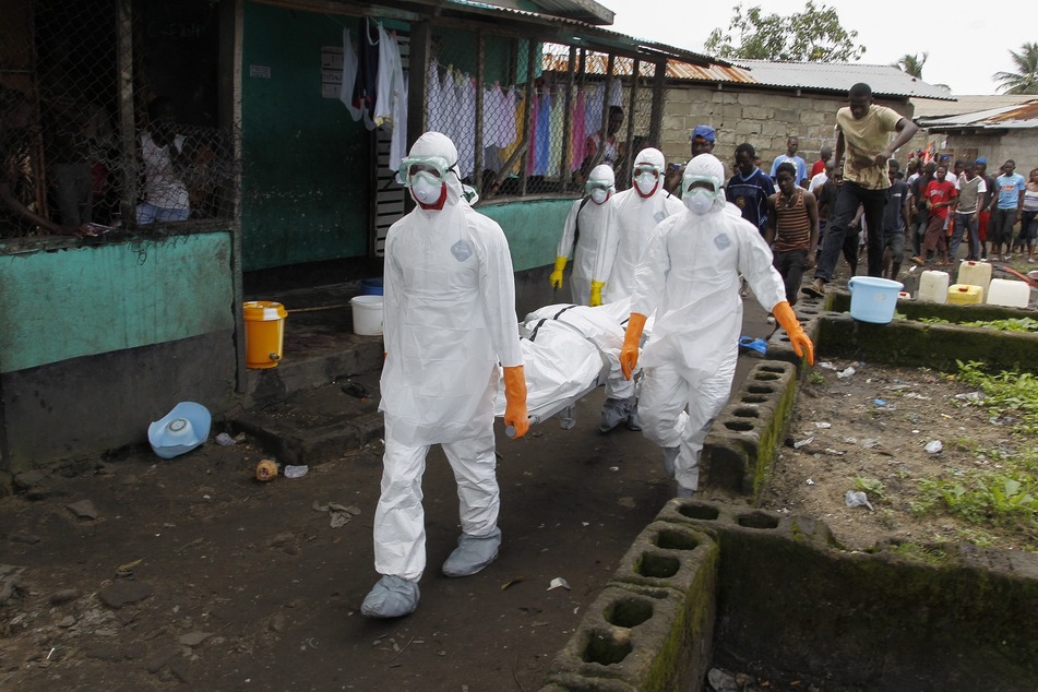 Durch Epidemien wie durch das Ebola-Virus sterben Hunderte, manchmal sogar Millionen Menschen (Foto: Ahmed Jallanzo/EPA/dpa).