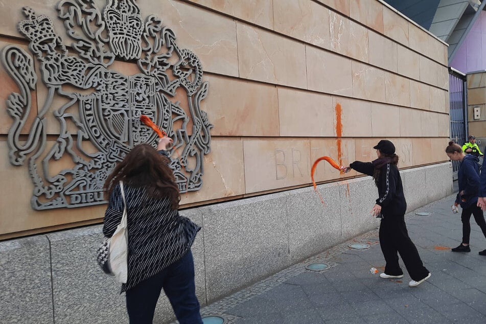 Aktivistinnen der Letzten Generation besudeln die Fassade der Britischen Botschaft in Berlin mit Tomatensuppe.