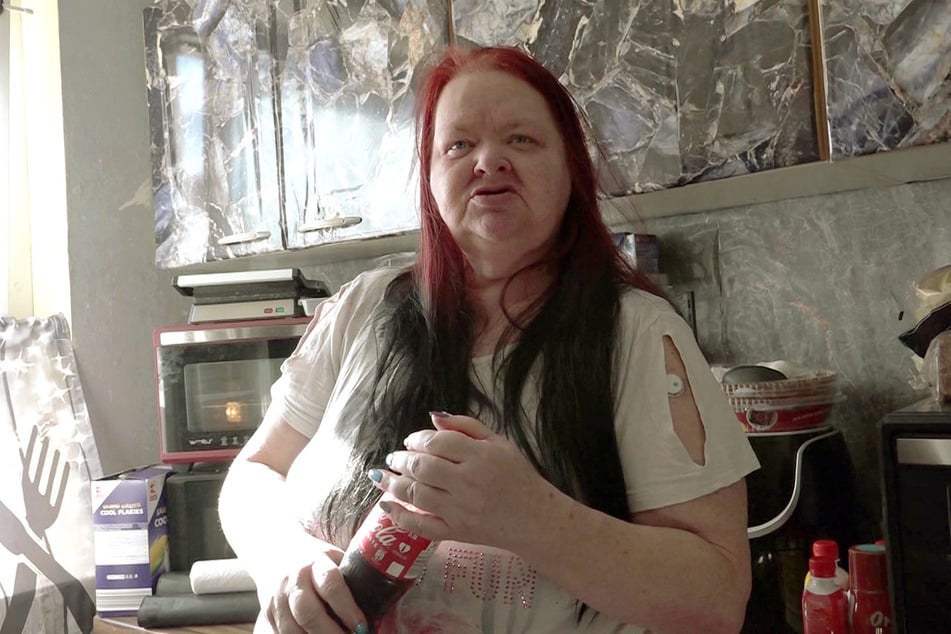 Jana (55) bereitet einen DDR-Klassiker zu.