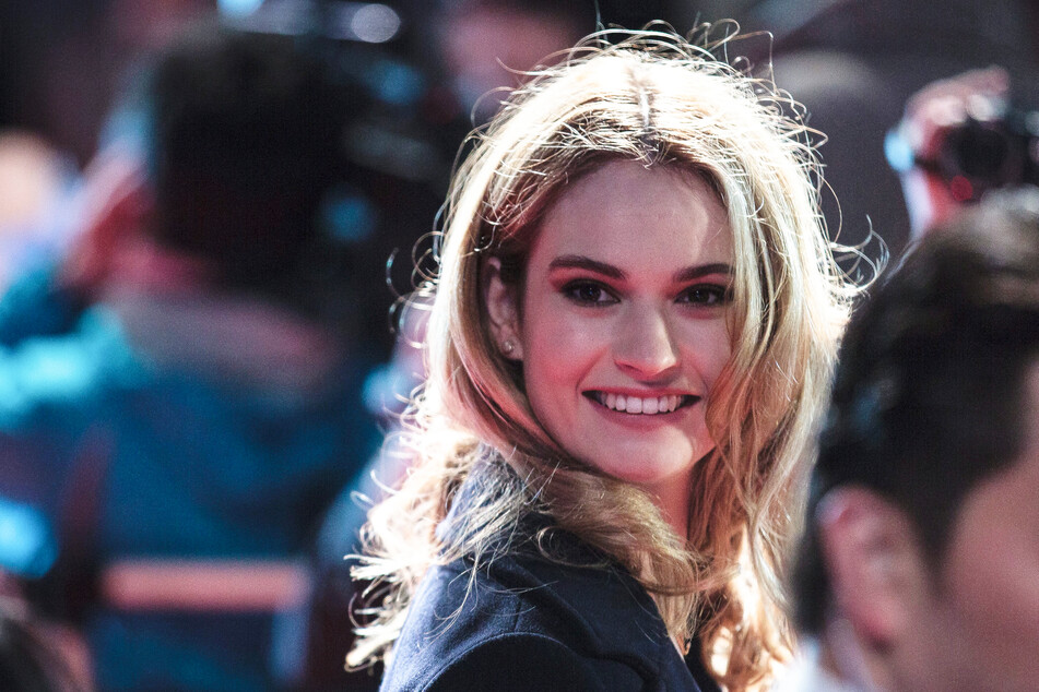 50 Paar Fake Bruste Das Tat Lily James Um Fur Pam And Tommy Auszusehen Wie Pamela Anderson Tag24