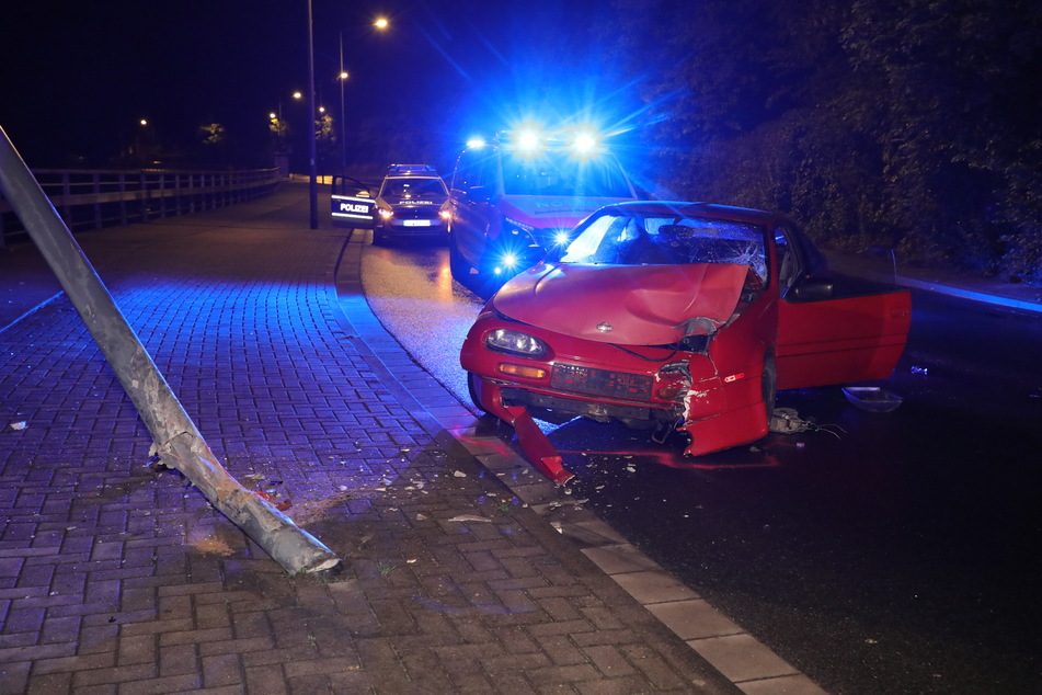 Der Fluchtwagen des Mannes. Nachdem der Fahrer die Kontrolle verlor knallte er gegen einen Lampenmast.