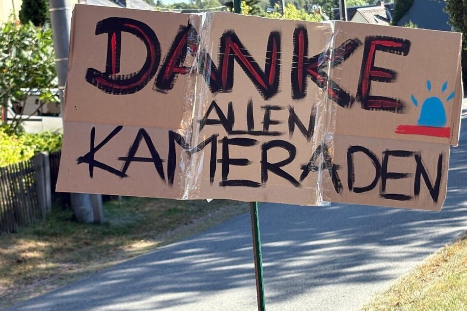 Anwohner stellten an der Unterlosaer Straße ein Schild auf, um den Einsatzkräften zu danken.