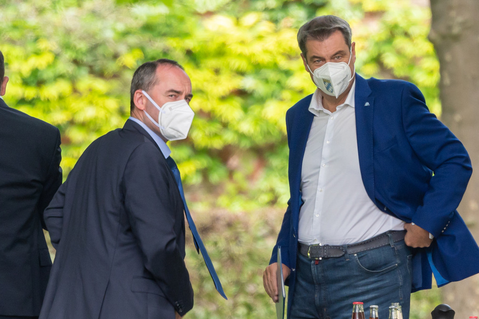 (Sch)impfen oder nicht? Hubert Aiwanger (l., 50) und Markus Söder (54) sollen laut Opposition ihren Streit beilegen.